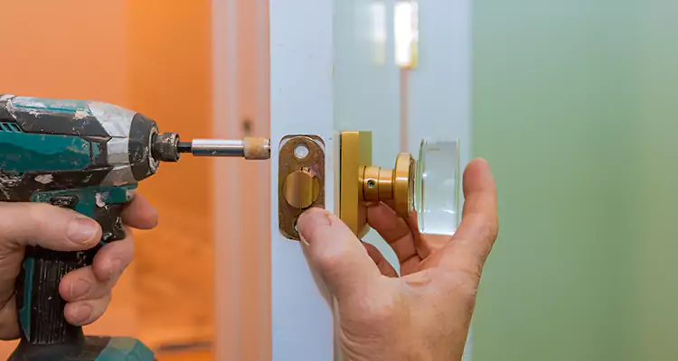Broken Door Knob Fix in Richmond West, FL